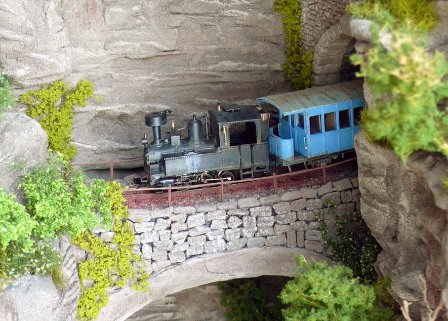 Zug fährt über Steinbrücke